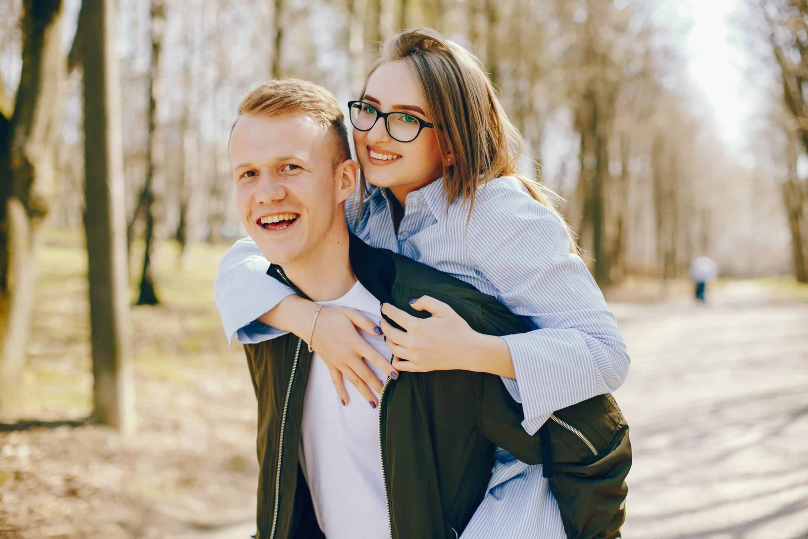 Jong stel buiten, samen lachend