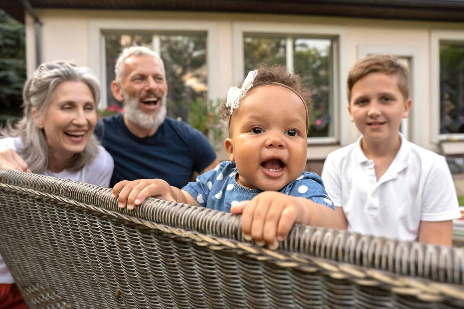Grootouders genieten samen met hun kleinkinderen